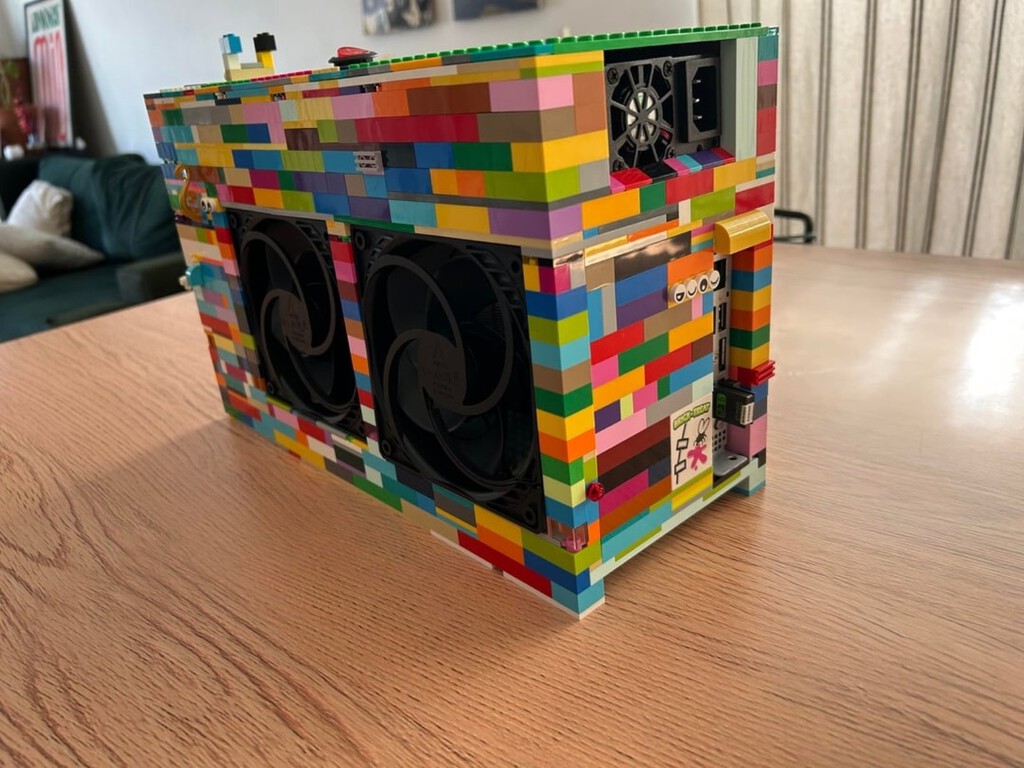 Un niño de cinco años y su madre construyen una carcasa de PC funcional con piezas de LEGO para hacerle el regalo más adorable a su padre 