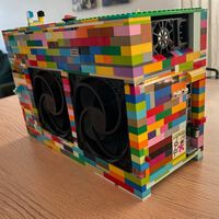 Un niño de cinco años y su madre construyen una carcasa de PC funcional con piezas de LEGO para hacerle el regalo más adorable a su padre 