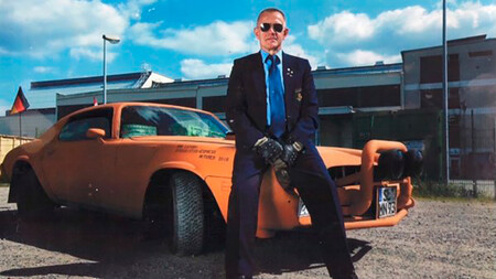 Meyer, posando em frente ao seu Camaro, agora não tão fantasmagórico