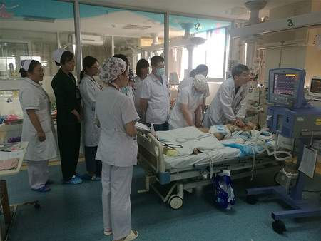 Un equipo de médicos realizó compresiones torácicas durante cinco horas para salvarle la vida a un niño de ocho años