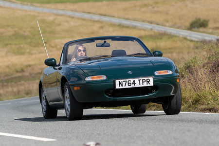Contra todo y contra todos: así nació y triunfó el coche que nadie iba a comprar, el Mazda MX-5