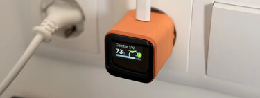Pequeñito y con pantalla, este cargador Anker te dice qué está haciendo en todo momento para cuidar tu iPhone 