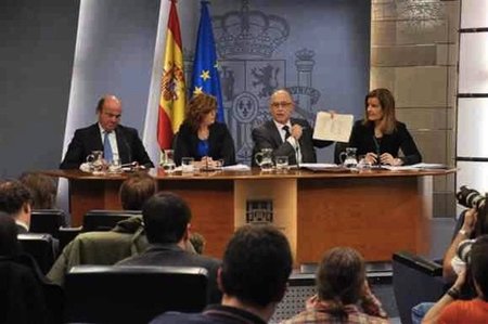 Primer plan de ajuste de 8.900 millones de euros y subida del IRPF