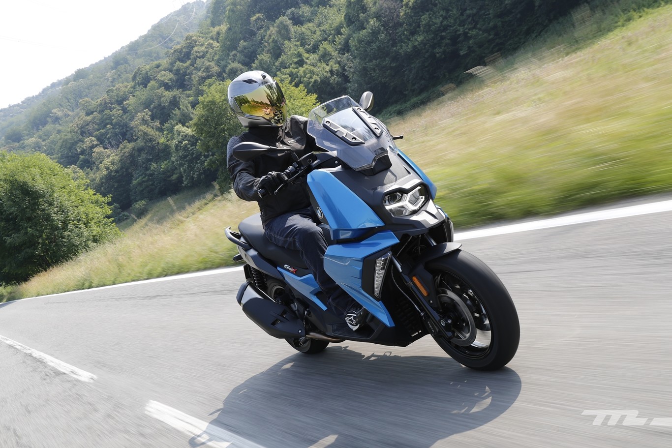Probamos el BMW C 400 X, un scooter medio pero muy tecnológico por menos de 7.000 euros