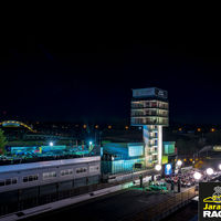 Celebra los 50 años del Jarama pasando sus curvas en este vídeo, con María de Villota iluminando la recta