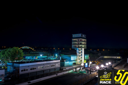 Celebra los 50 años del Jarama pasando sus curvas en este vídeo, con María de Villota iluminando la recta