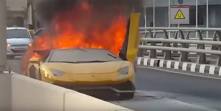 Dolorpasión™ es ver cómo un Lamborghini Aventador LP 750-4 Superveloce Roadster arde con sus propias llamas