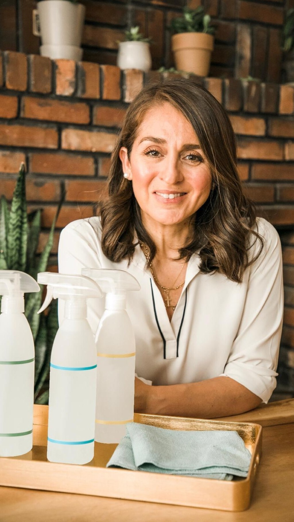 Marcela Barraza, experta en limpieza: "Cuando cambies la bolsa de la basura limpia el cubo con una mezcla de agua, vinagre y jabón lavaplatos"