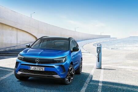 El Opel Grandland es el mismo SUV compacto, pero pierde una X a cambio de una estética más fresca y pantalla curvada panorámica