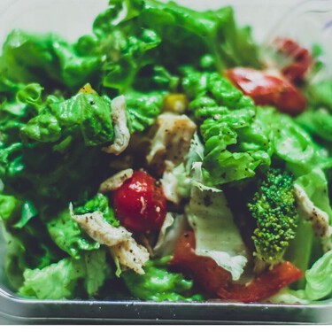 Cómo conservar frescas por más tiempo las ensaladas de bolsa o envase de plástico: el truco para controlar la humedad 