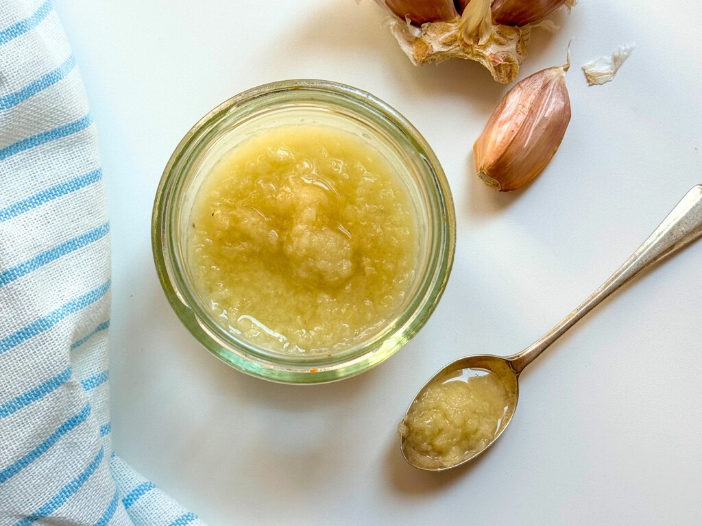 Mujdei, una salsa rústica de ajo rumana con solo cinco ingredientes y lista en cinco minutos