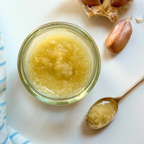 Mujdei, una salsa rústica de ajo rumana con solo cinco ingredientes y lista en cinco minutos 
