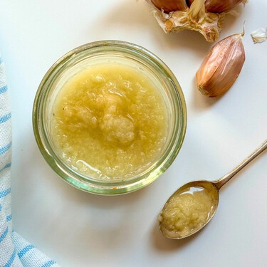 Mujdei, una salsa rústica de ajo rumana con solo cinco ingredientes y lista en cinco minutos 