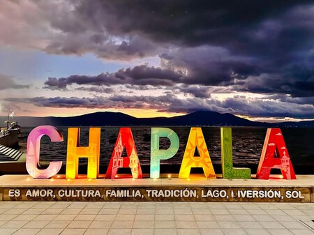 A solo 1 hora de Guadalajara, este pueblito es ideal para dar paseos en lancha, visitar su isla y probar la comida local con tejuino 