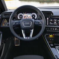 Las marcas quieren que paguemos dos veces por cosas que usábamos 'gratis' como Android Auto o la climatización bizona: está pasando con el nuevo Audi A3