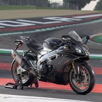 Los sueños tienen un precio, y los 217 CV de la Aprilia RSV4 1100 Factory cuestan 25.999 euros