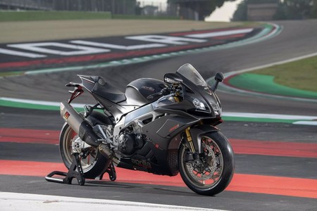 Los sueños tienen un precio, y los 217 CV de la Aprilia RSV4 1100 Factory cuestan 25.999 euros