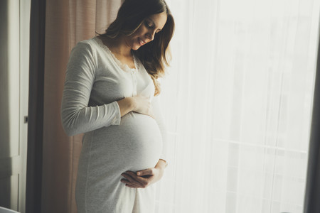 Nueve ideas de sesión de fotos de embarazo en casa fáciles y bonitas