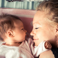 Cuando mamá está feliz, las ondas cerebrales de ella y su bebé se sincronizan, aportando grandes beneficios para ambos