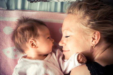 Cuando mamá está feliz, las ondas cerebrales de ella y su bebé se sincronizan, aportando grandes beneficios para ambos