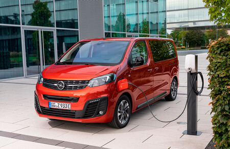 La nueva Opel Zafira-e Life es una furgoneta eléctrica con tres tamaños y hasta 330 km de autonomía, desde 52.708 euros