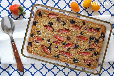 Avena horneada con arándanos, fresas y almendras: receta saludable para desayunos y meriendas