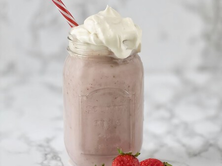 Batido de fresa y plátano, receta para merendar disfrutando de lo mejor de la fruta
