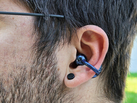 Auricular de tipo clip anclado a la oreja