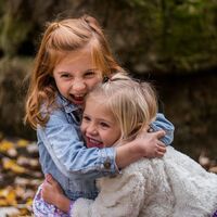 Hermanos con una relación de dependencia: qué hacer (y qué no) según una experta en inteligencia emocional