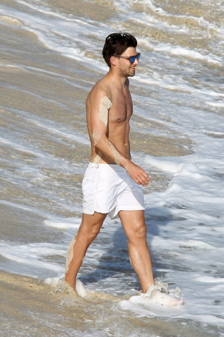 El agosto fashion de las estrellas: así está pasando su verano Johannes Huebl