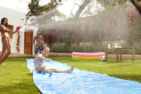 Este verano nos quedamos en casa: 13 planes divertidos para hacer con niños si no vas a salir de vacaciones