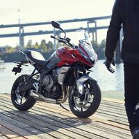 ¡Bomba británica! La Triumph Tiger Sport 660 llega como la moto trail media más potente y mejor equipada, por 9.095 euros