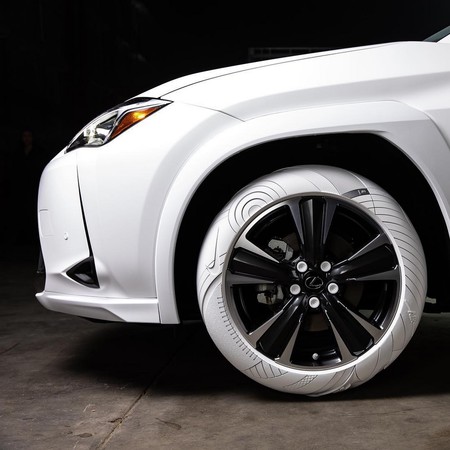 John Elliott diseña los neumáticos del nuevo UX 2019 de Lexus inspirados en el Air F1 de Nike