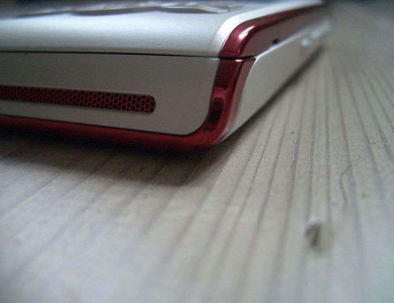 Sony Ericsson W595, Linda tiene forma de slider