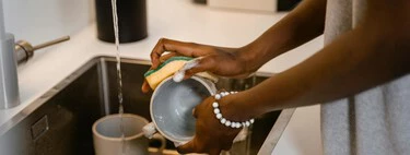 En este escurreplatos cabe toda la vajilla y es perfecto para cocinas tanto grandes como pequeñas 