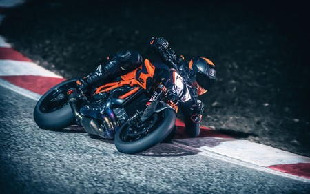 KTM 1290 Super Duke R: la bestia austriaca ahora tiene 180 CV, 140 Nm y 6 kg menos