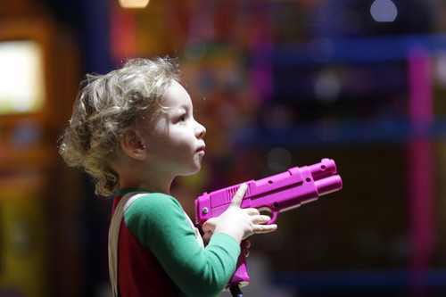En casa, nada de pistolas: ¿deberíamos evitar que los niños jueguen con armas de juguete?
