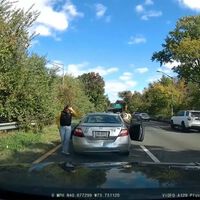 Estafa peligrosa en carretera: se cruzan, dan marcha atrás para estamparse contra ti y echarte la culpa al seguro. A esta conductora la salvó que su cámara dashcam grabó todo el asalto