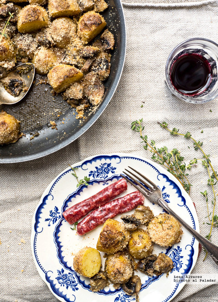 Patatas nuevas asadas con champiñones y pan rallado. Receta