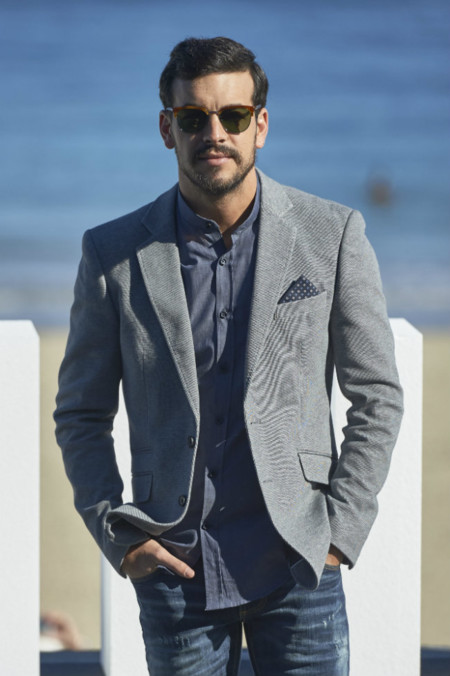Mario Casas sorprendentemente bien vestido en el Festival de Cine de San Sebastián
