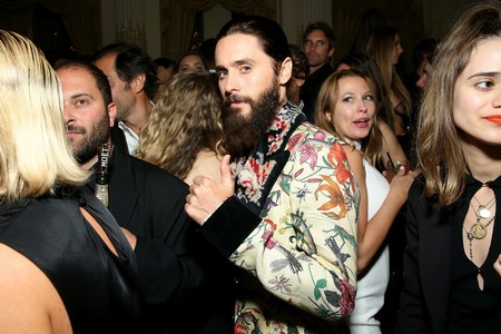 Así fue la desastrosa red carpet de Harper's Bazaar: con exceso de denim y flores incluido