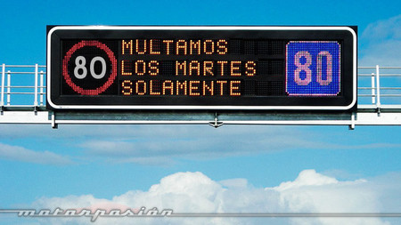 Señal de tráfico hackeada