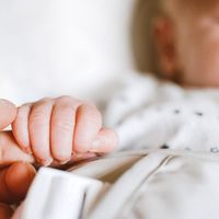 Sus propias manos: el primer juguete del bebé (y cómo estimularlas)