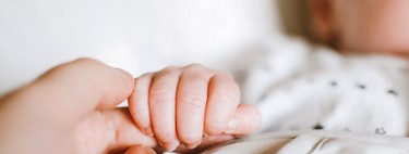 Sus propias manos: el primer juguete del bebé (y cómo estimularlas)