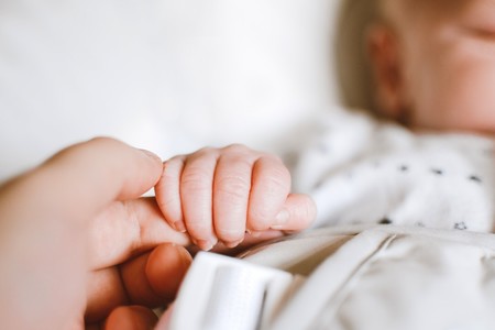Sus propias manos: el primer juguete del bebé (y cómo estimularlas)