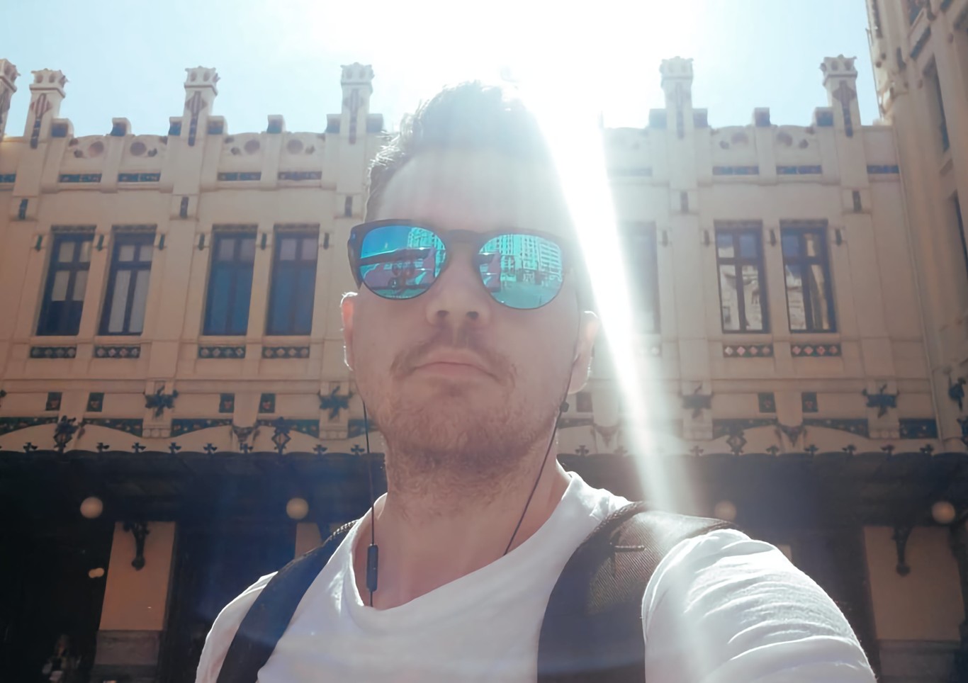Daniel Strong, frente a la Estación del Norte (Valencia).