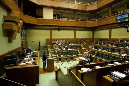 EH Bildu pide la suspensión del concurso de la Mesa del Parlamento vasco para la compra de 100 tablets