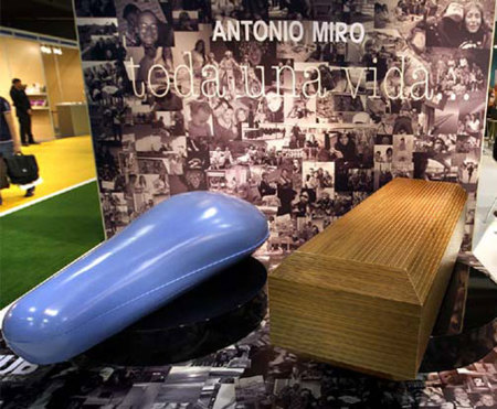 Ataúdes y mortajas de diseño de Antonio Miró, la última compra