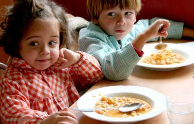 Riesgos en los comedores de niños y ancianos por excesiva elaboración de la comida ¿Y en casa?