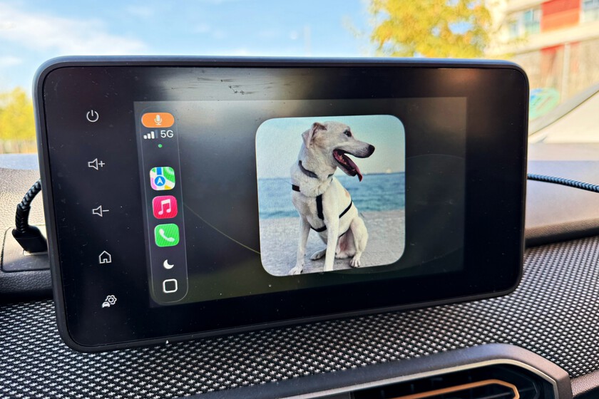 Lo nuevo de iOS 26 ha logrado lo impensable en mi coche CarPlay: poder poner una foto en la pantalla. Y eso no es lo mejor